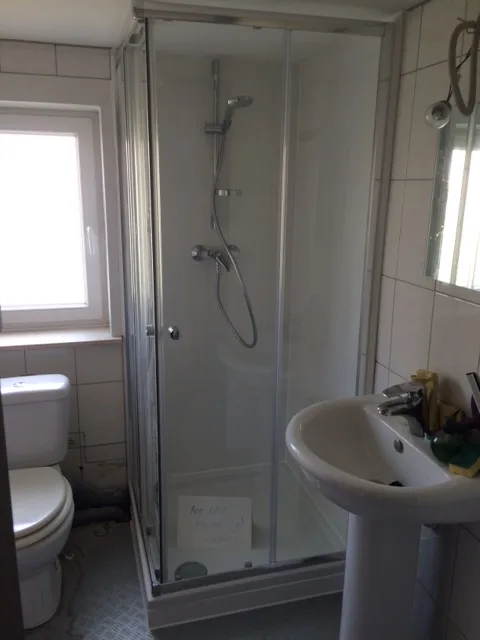 Geplaatste douche in een eenvoudige, budgetvriendelijke uitvoering.